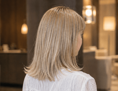 ブリーチ2回以上で染めたペールイエロー寄りのオリーブベージュ色味