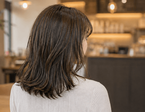 ブリーチなしで染めた暗めのオリーブベージュの色味イメージ