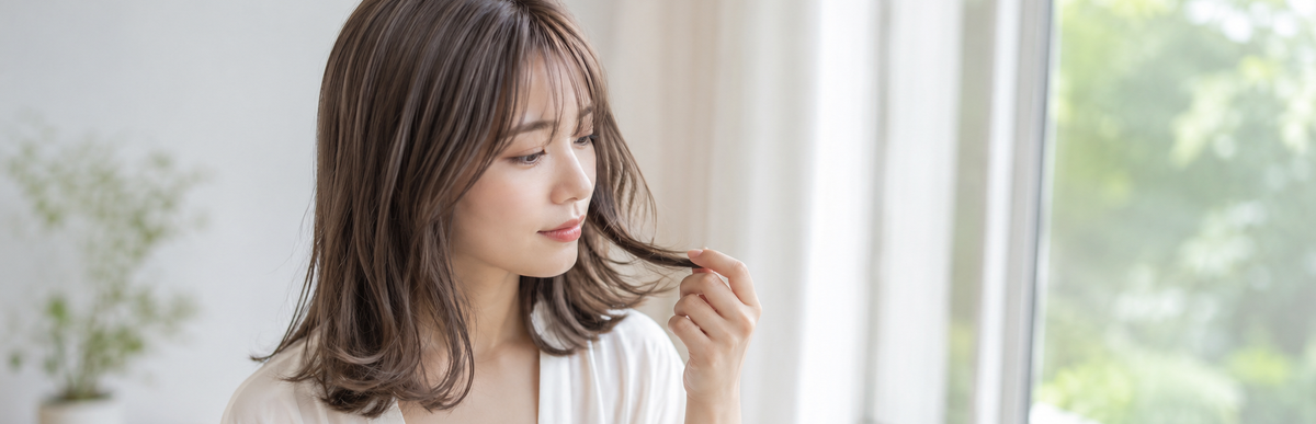 自分の髪の色味を確かめる女性