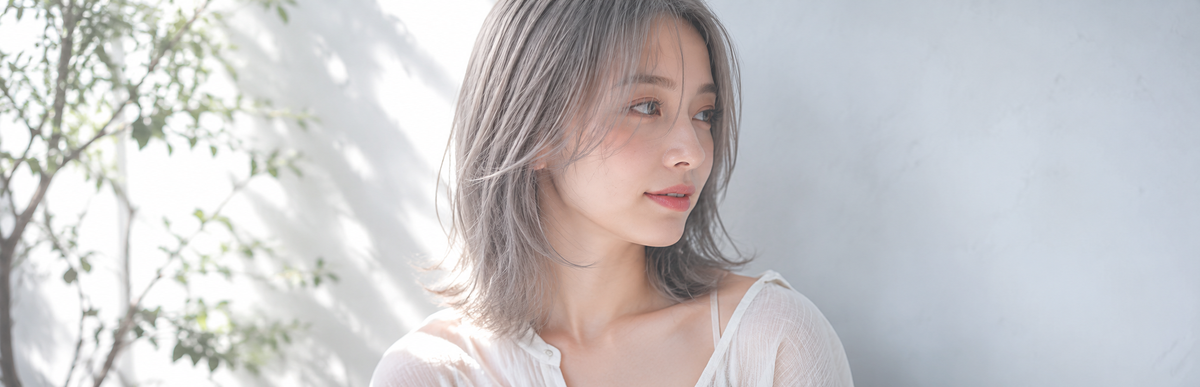 ブルーパープルが似合う、黄ばみのないシルバーグレーの髪の女性