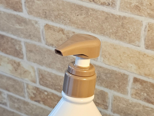 プリュスオー カラーシャンプー ミルクティーのポンプの注ぎ口