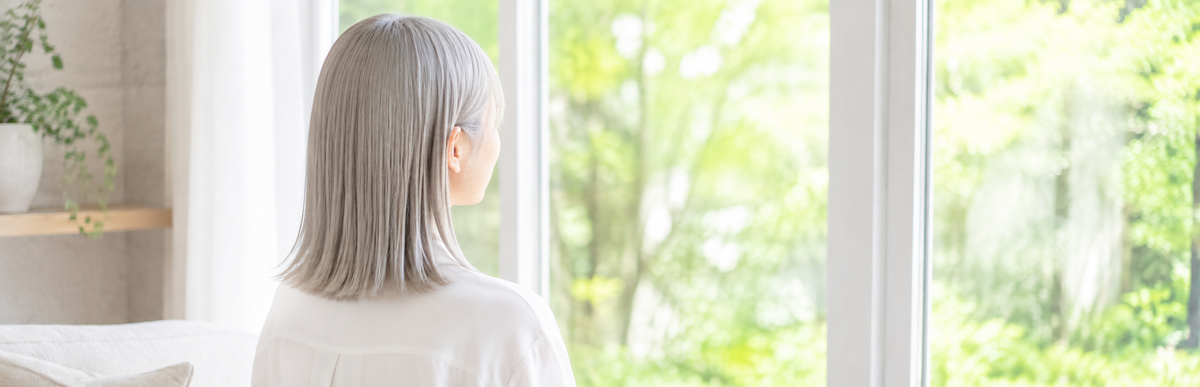 緑っぽさのないキレイなシルバーヘアを保った女性の後ろ姿