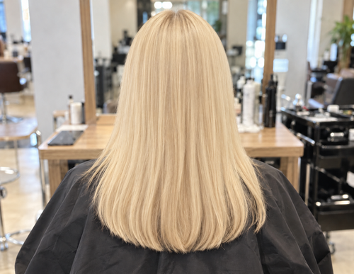 ブリーチ2回だけの髪色の見本｜赤みが抜けた白っぽい黄色の金髪の後ろ姿
