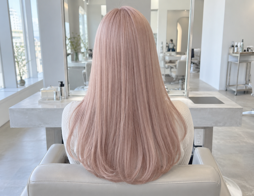 白い美容室で見た、ブリーチ2回の髪に入れた白っぽく淡いミルクティーピンクのロングヘアの後ろ姿